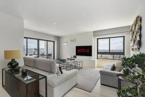 Family Condo: Urban Retreat w Parking AC Elevator in Great Location — 4-Star Luxury Hotel in Lisbon, Portugal