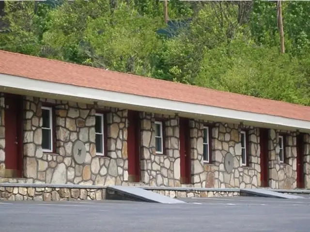 E Z Inn & Suites - photo 14