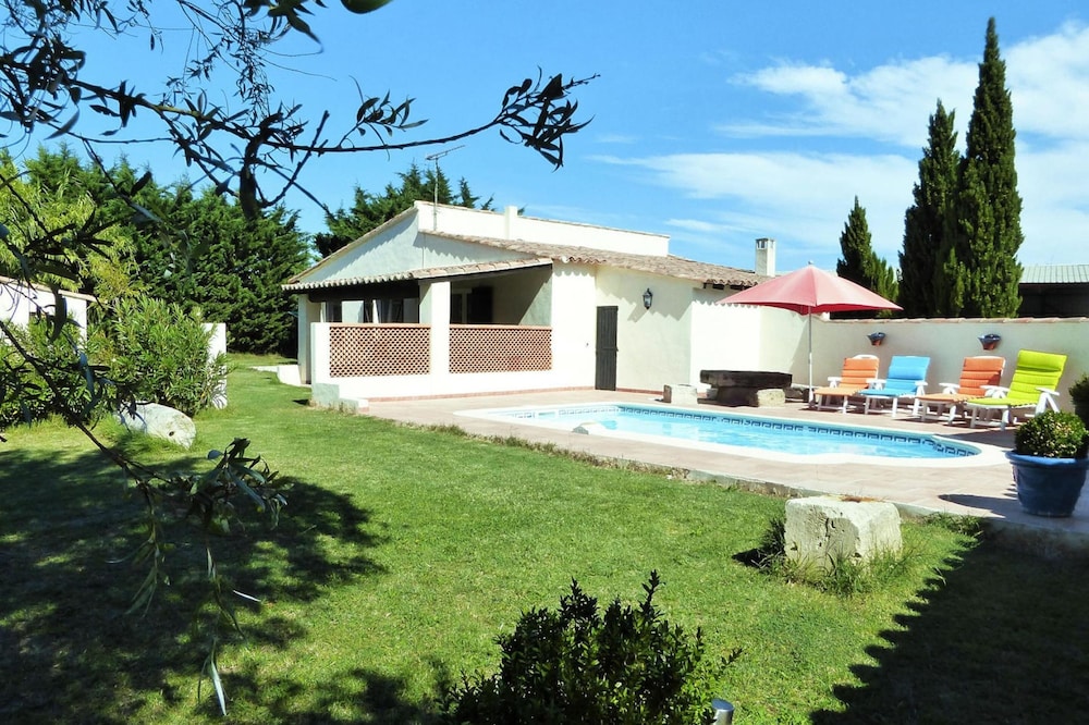 Single Storey Holiday Home With Swimming Pool — 4-Star Luxury Hotel in Arles, France