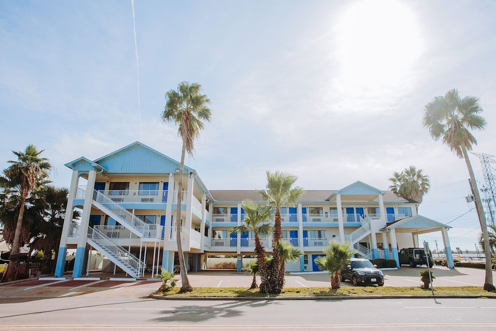 Scottish Inns and Suites Near Kemah Boardwalk - photo 42