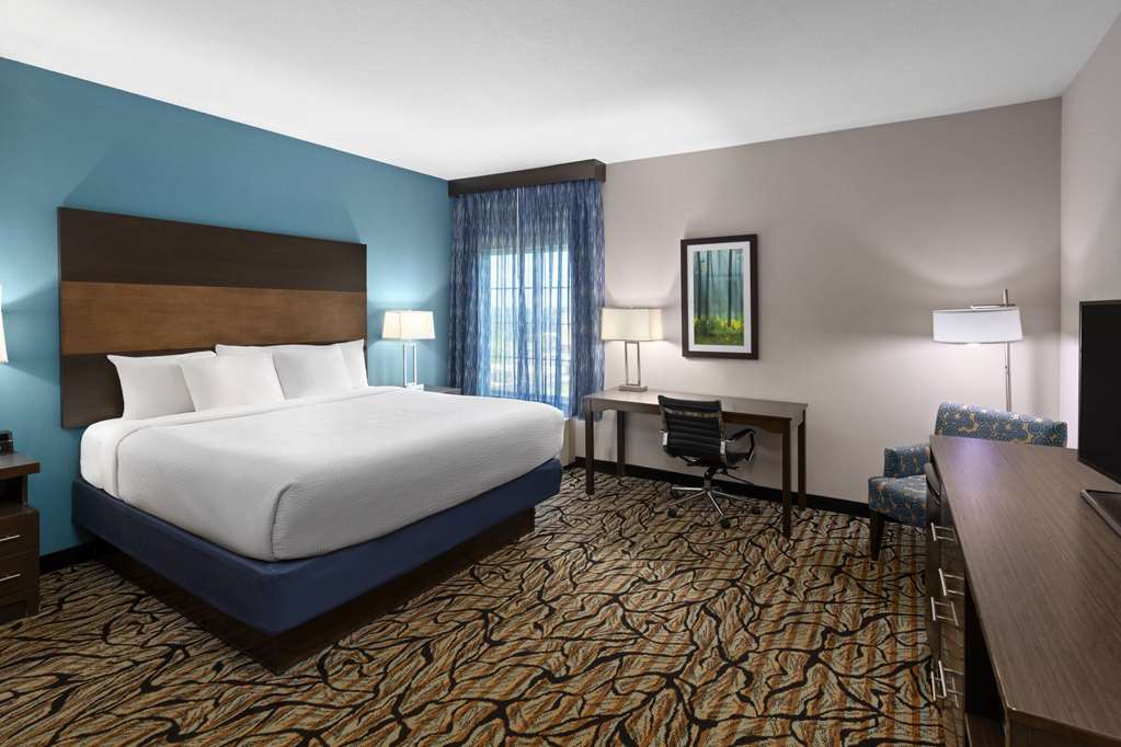 La Quinta Inn & Suites by Wyndham Cullman - photo 30