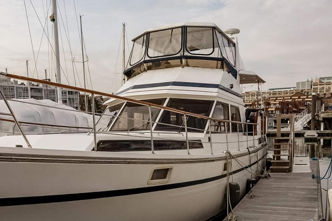 2BR Spacious & Comfy 43′ Yacht Heat & AC On the Freedom Trail Best Nights Sleep