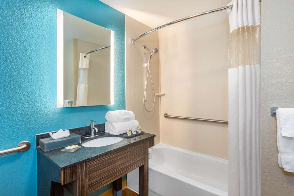 La Quinta Inn & Suites by Wyndham Sebring - photo 24