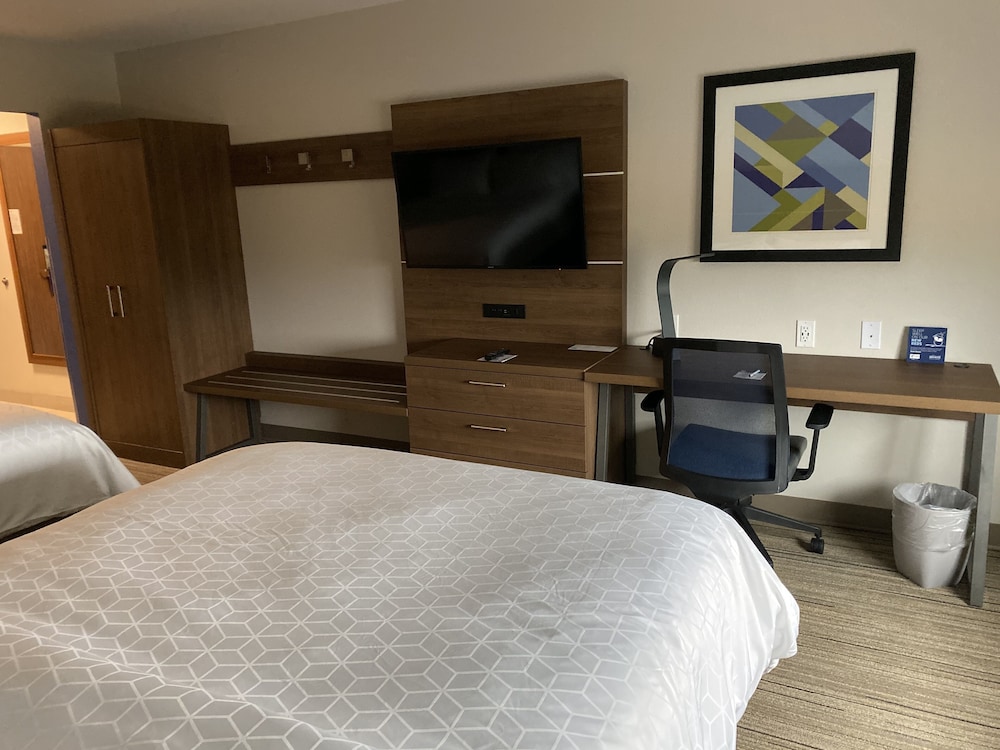 Holiday Inn Express & Suites Junction by IHG - photo 16