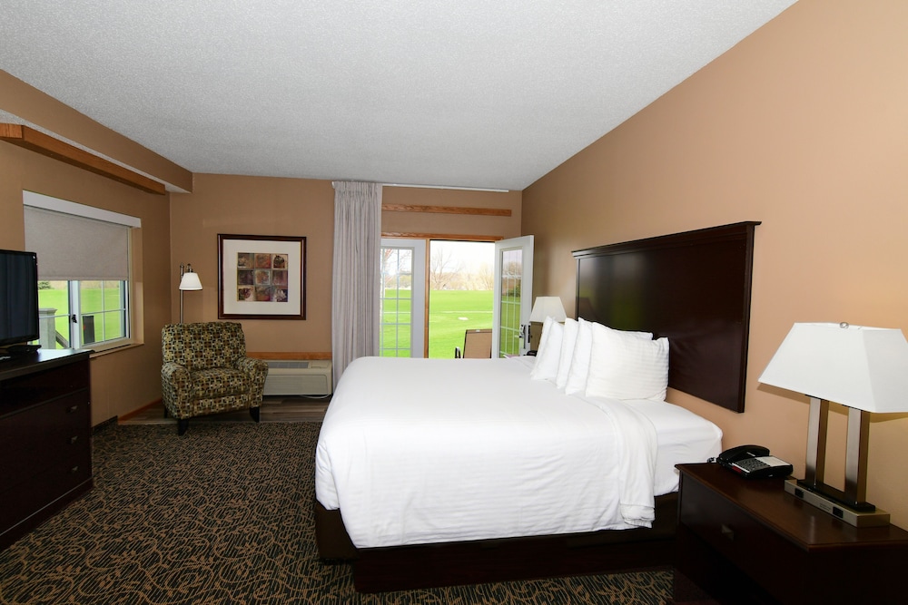 Cobblestone Inn & Suites Denison Majestic Hills - photo 6