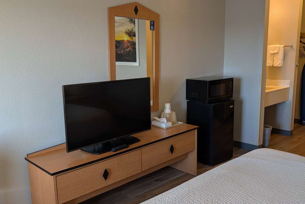 Days Inn & Suites by Wyndham Castle Rock - photo 6
