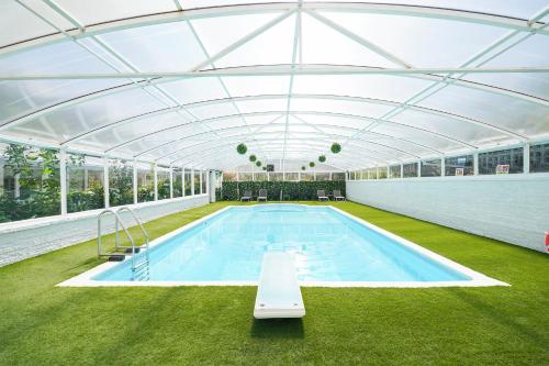 Rent My Spa Home with swimming pool hottub and sauna — 4-Star Luxury Hotel in Sheffield, United Kingdom