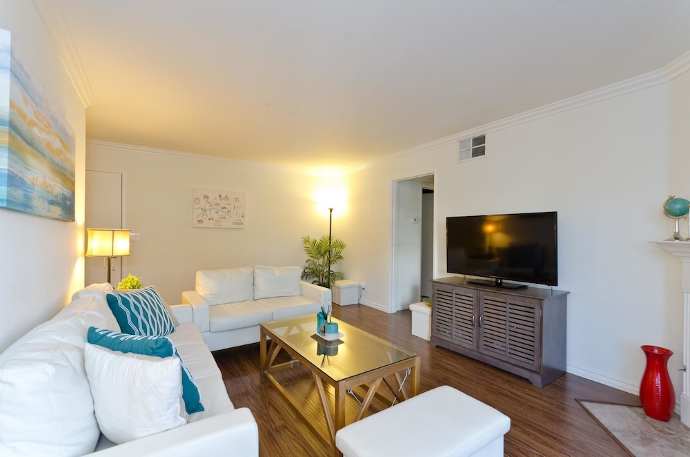 LA037 2 Bedroom Apartment By Senstay — 4-Star Luxury Hotel in West Hollywood, United States
