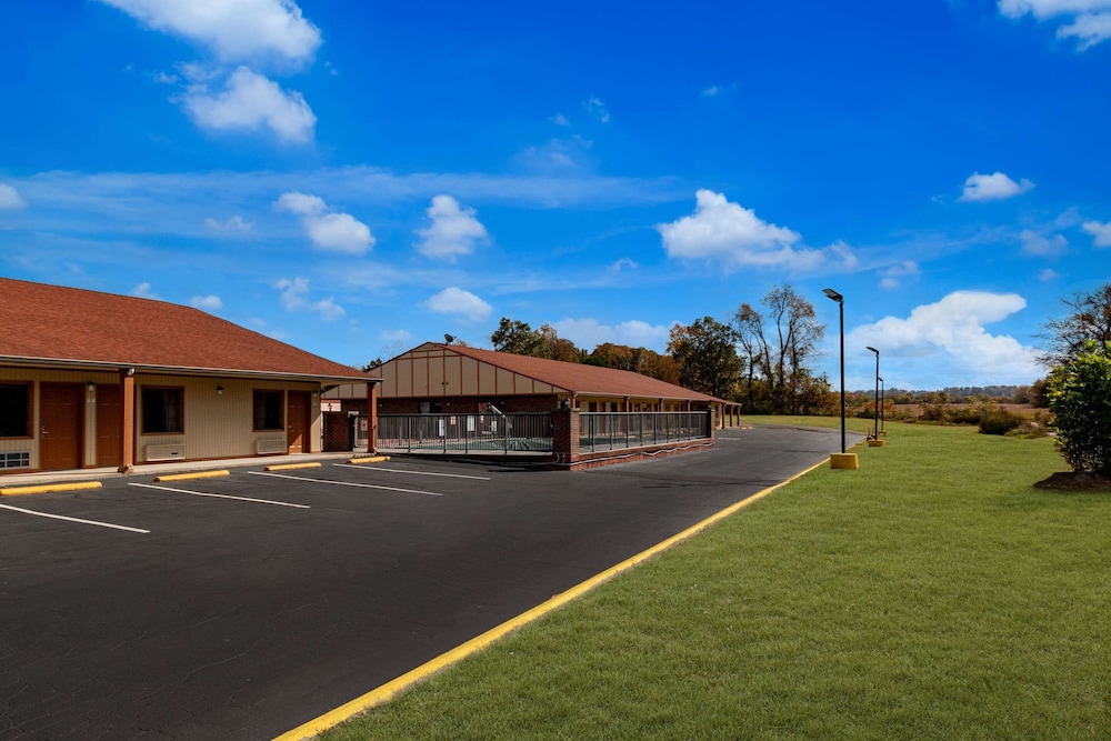 Econo Lodge Cornersville I 65 - photo 38