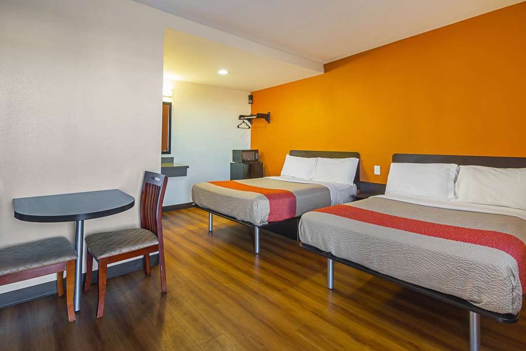 Motel 6 on Maple - photo 7