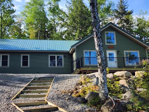 Family Friendly Lakefront Cottage Ambajejus Lake — 4-Star Luxury Hotel in Millinocket, United States