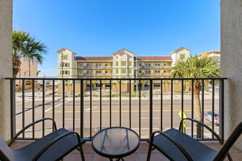 Charming 1BR 1.5BA Condo Steps from Beach — 4-Star Luxury Hotel in Saint Pete Beach, United States