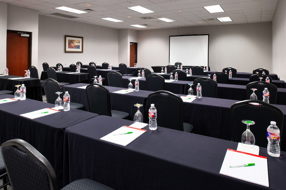 Holiday Inn Hotel & Suites Beaumont Plaza by IHG - photo 30