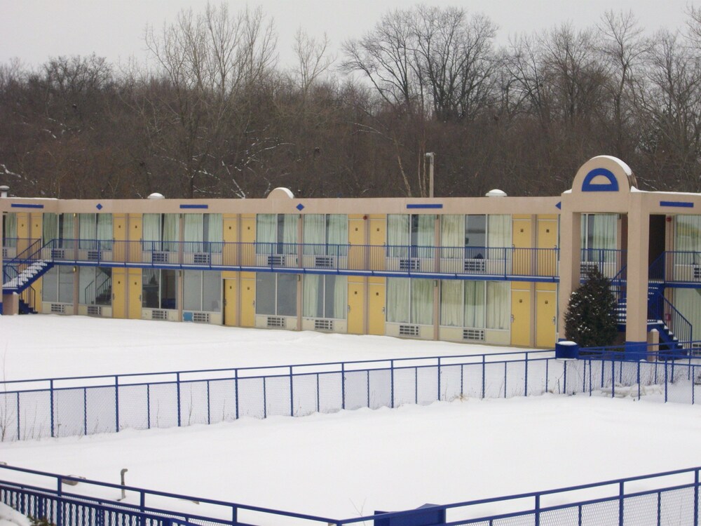 Macomb Inn - photo 15