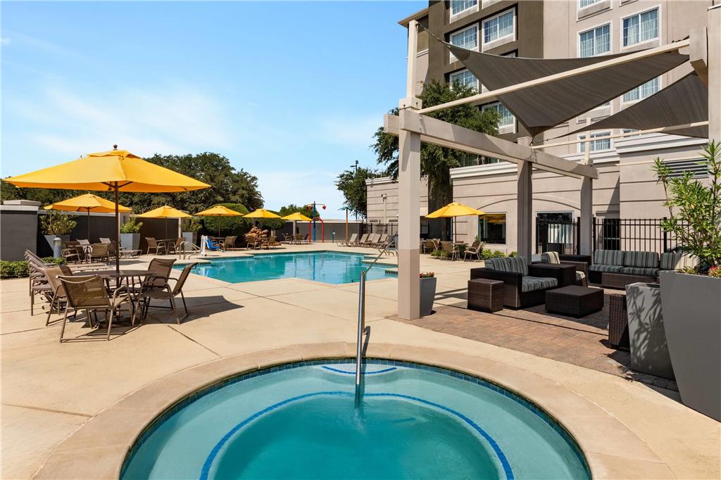 La Quinta Inn & Suites by Wyndham Arlington North 6 Flags Dr - photo 5
