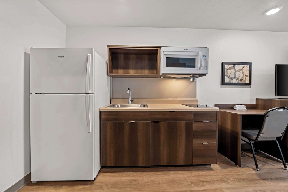 WoodSpring Suites Loves Park Rockford - photo 12