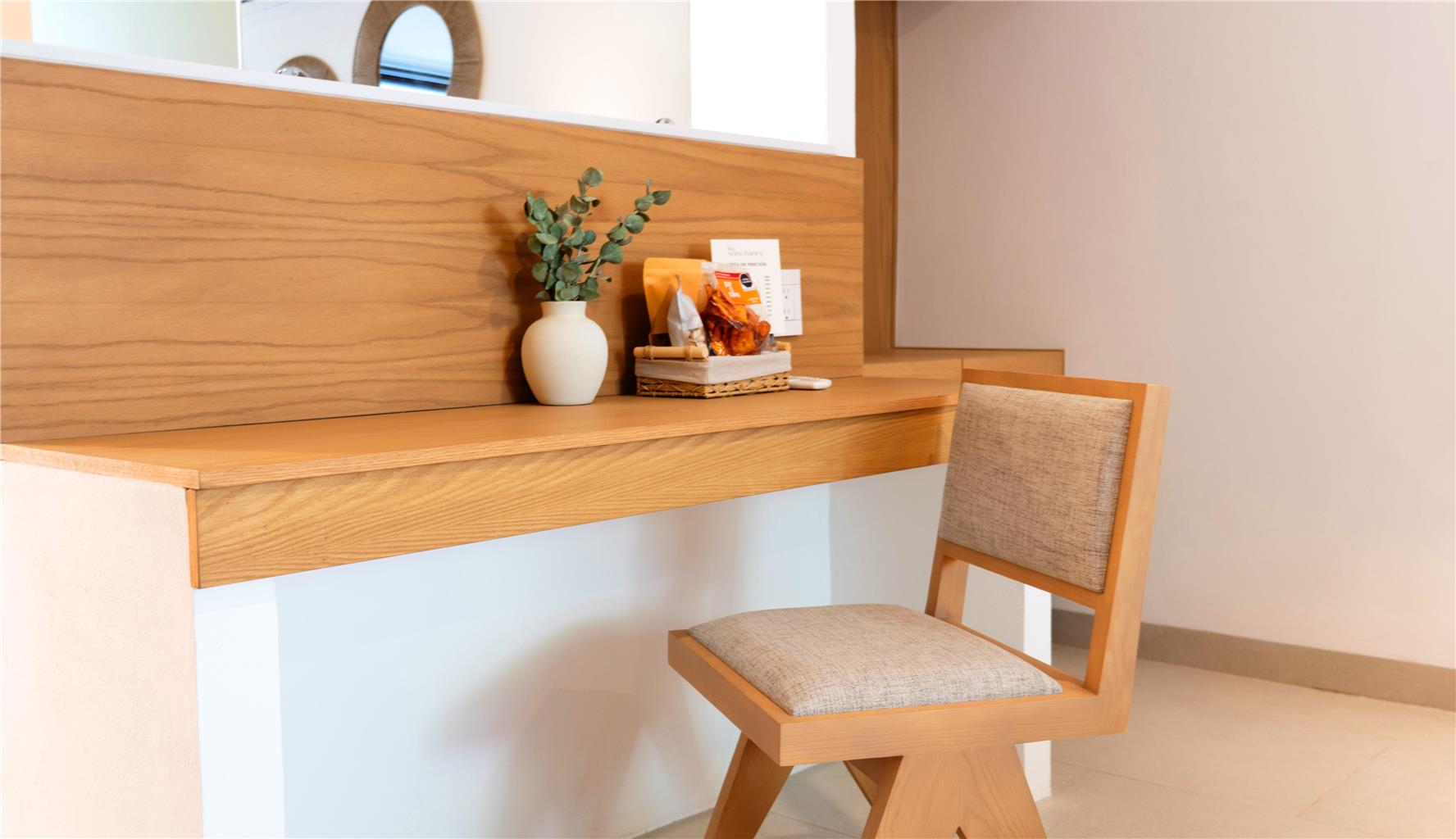 Premium Double Room desk