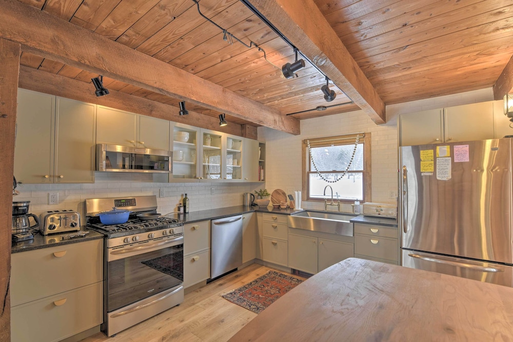 Upscale Montgomery Cabin Near Jay Peak Resort - photo 11