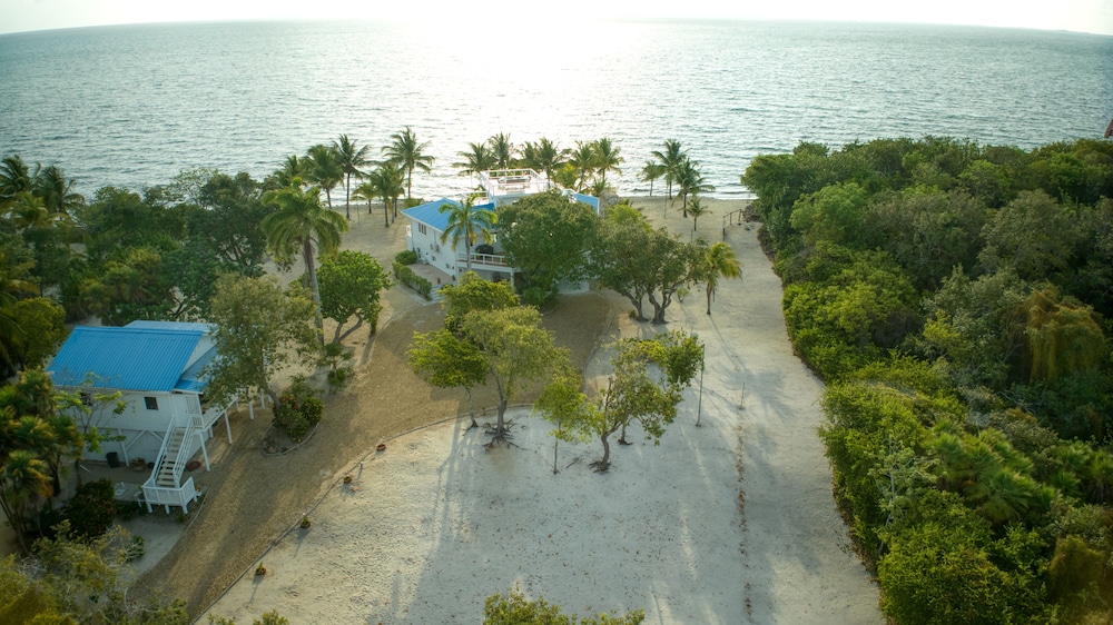 Dolphin Beach Villa — 4-Star Luxury Hotel in Placencia, Belize
