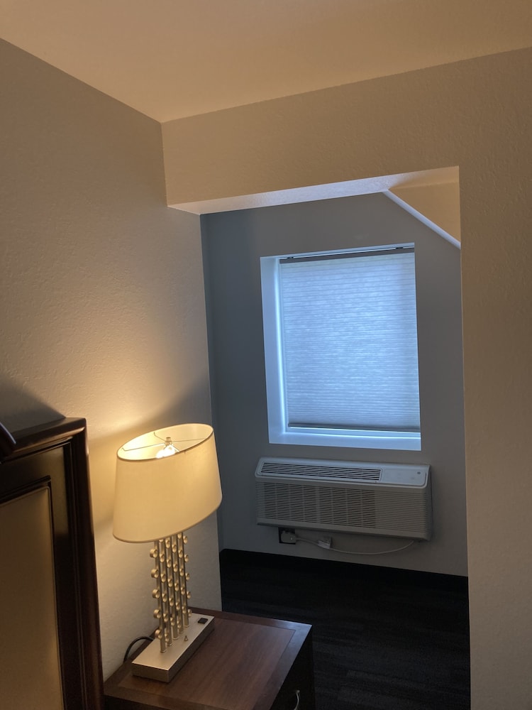 Elker Inn & Suites - photo 13