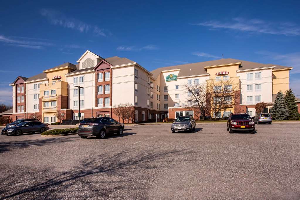 La Quinta Inn & Suites by Wyndham Islip MacArthur Airport - photo 3