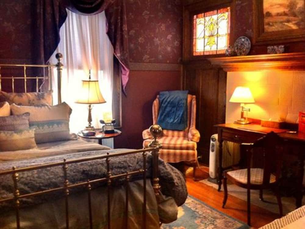 Brass Pineapple Inn - photo 12