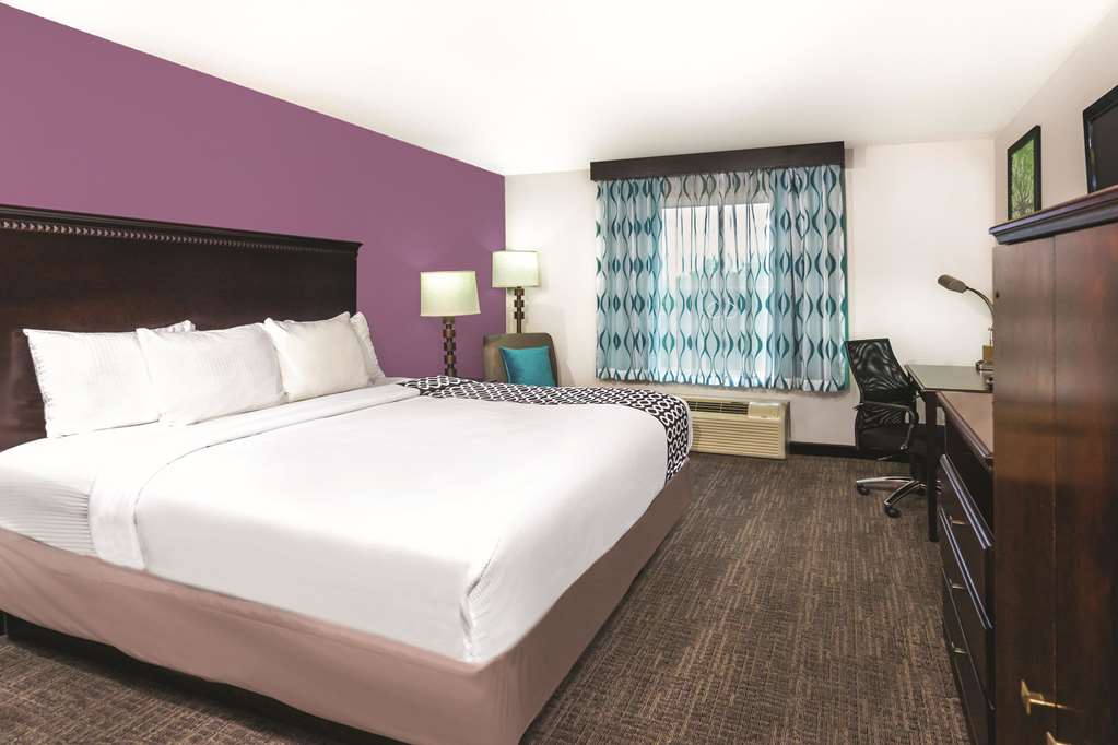 La Quinta Inn & Suites by Wyndham Rome - photo 12
