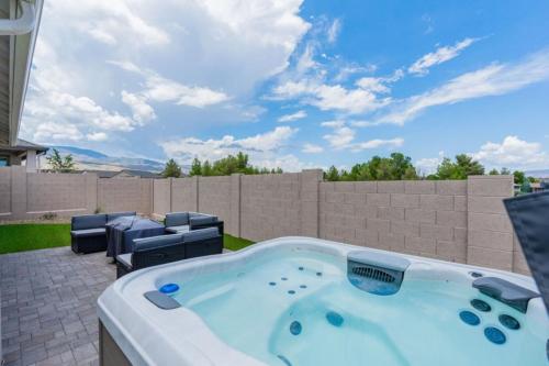 Stylish Revival Retreat w Hot Tub and Fire Pit — hotel in Cottonwood