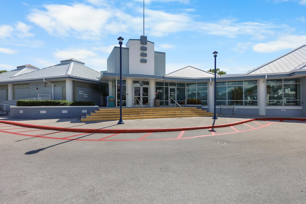 Cozy Beachfront Getaway With Pool and spa in Marco Island, United States