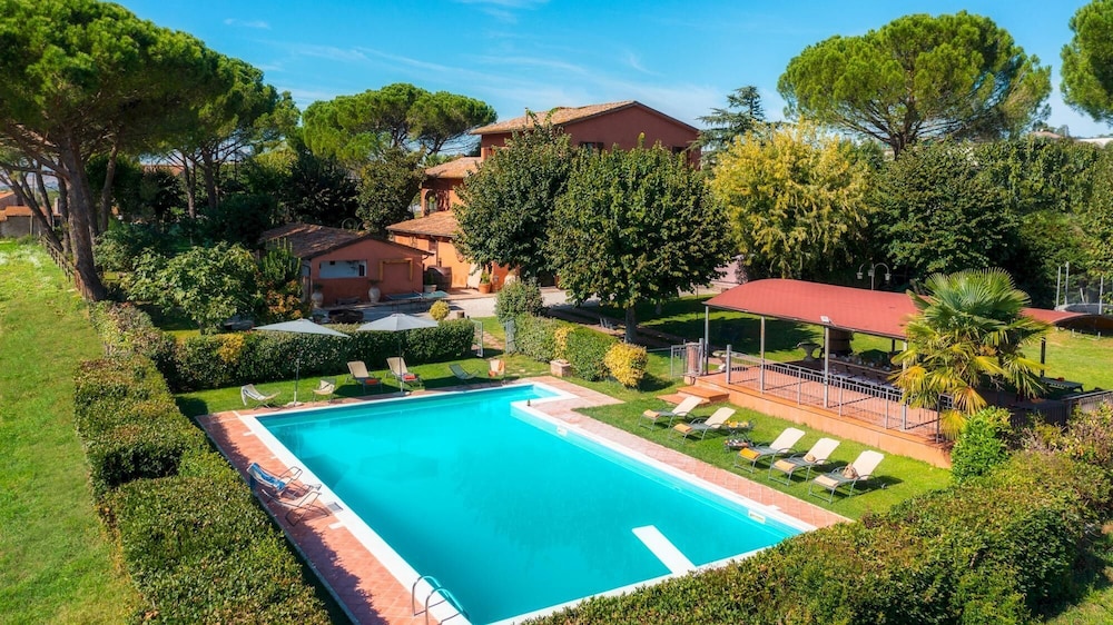 Casale Il Torchio 12 4 — 4-Star Luxury Hotel in Deruta, Italy