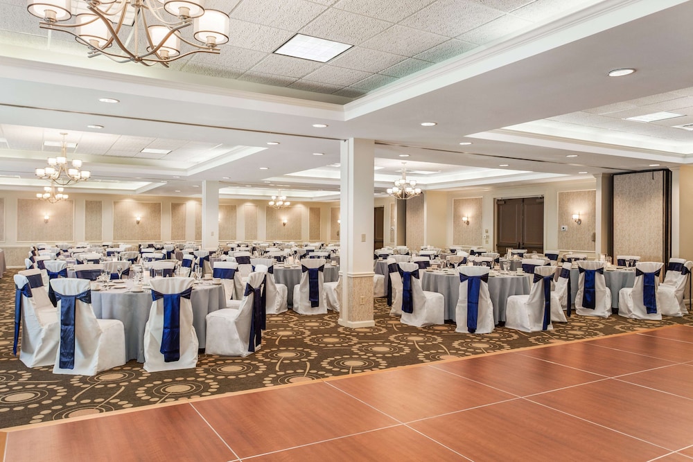 Hampton Inn Colchester - photo 41