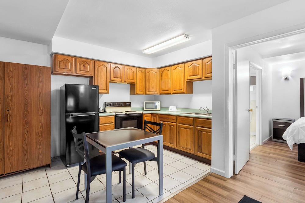 Americas Best Value Inn Jonesville Hillsdale - photo 16