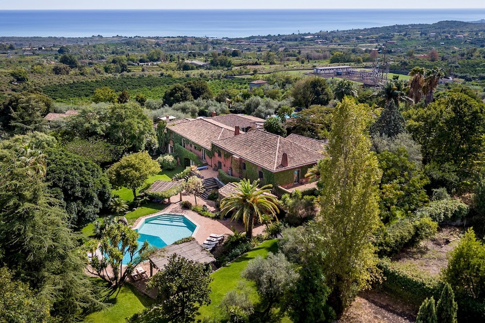 Linera 10 Emma Villas — 4-Star Luxury Hotel in Santa Venerina, Italy