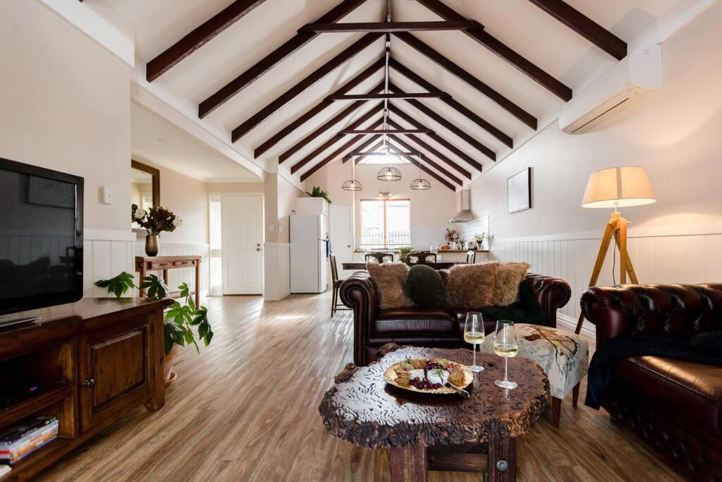 Maison Magnolia; Character Townhouse in the centre of Margaret River — 4-Star Luxury Hotel in Margaret River, Australia