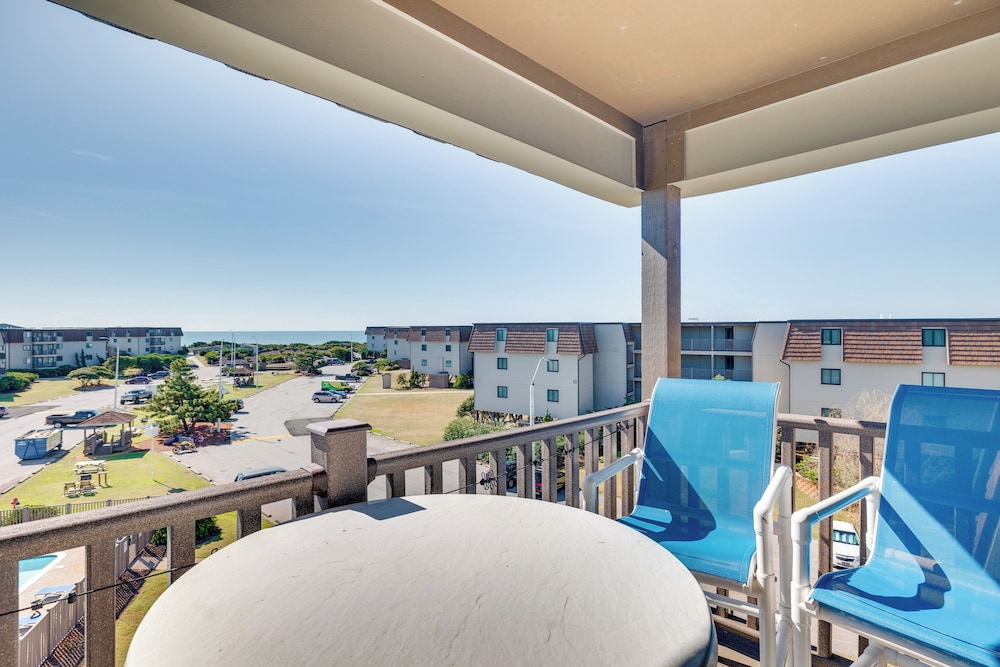 Atlantic Beach Condo w Balcony & Beach Access — 4-Star Luxury Hotel in Atlantic Beach, United States