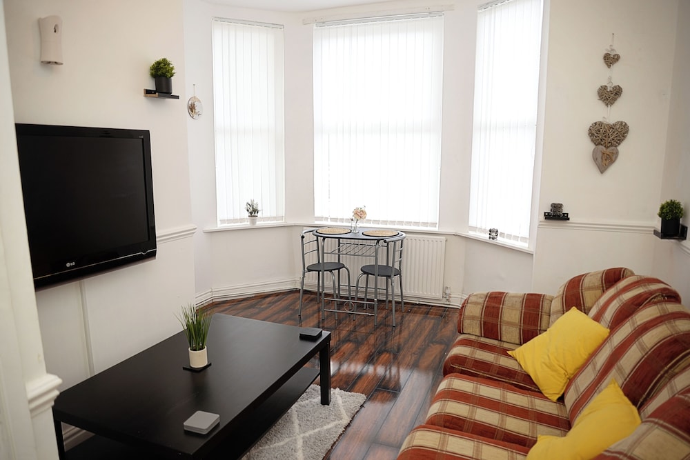 Cosy Orrell Park Retreat Near Anfield and Aintree — 4-Star Luxury Hotel in Liverpool, United Kingdom
