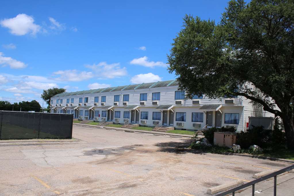 Days Inn by Wyndham Waco University Area - photo 2