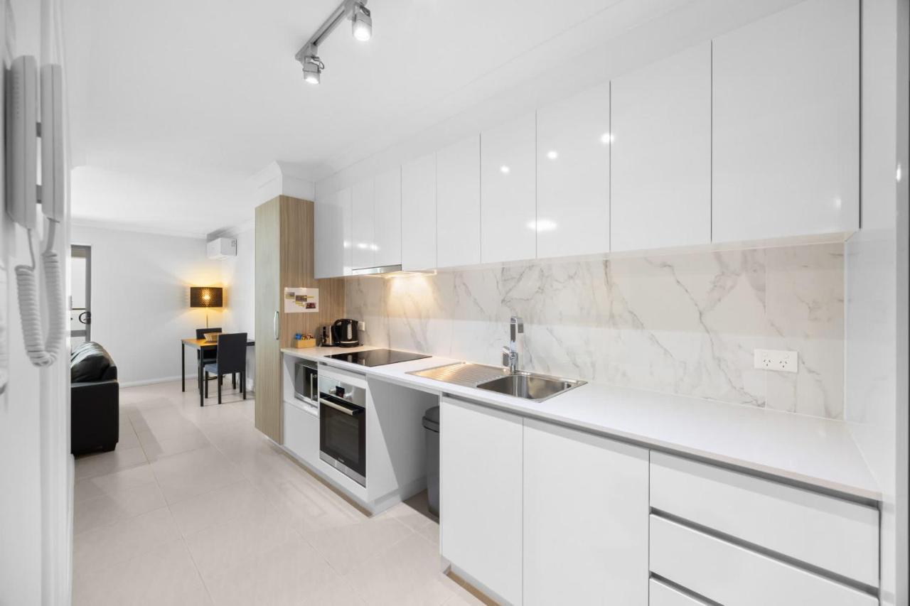 Modern Coastal Retreat 2BR Apt in Rockingham — 4-Star Luxury Hotel in Rockingham, Australia