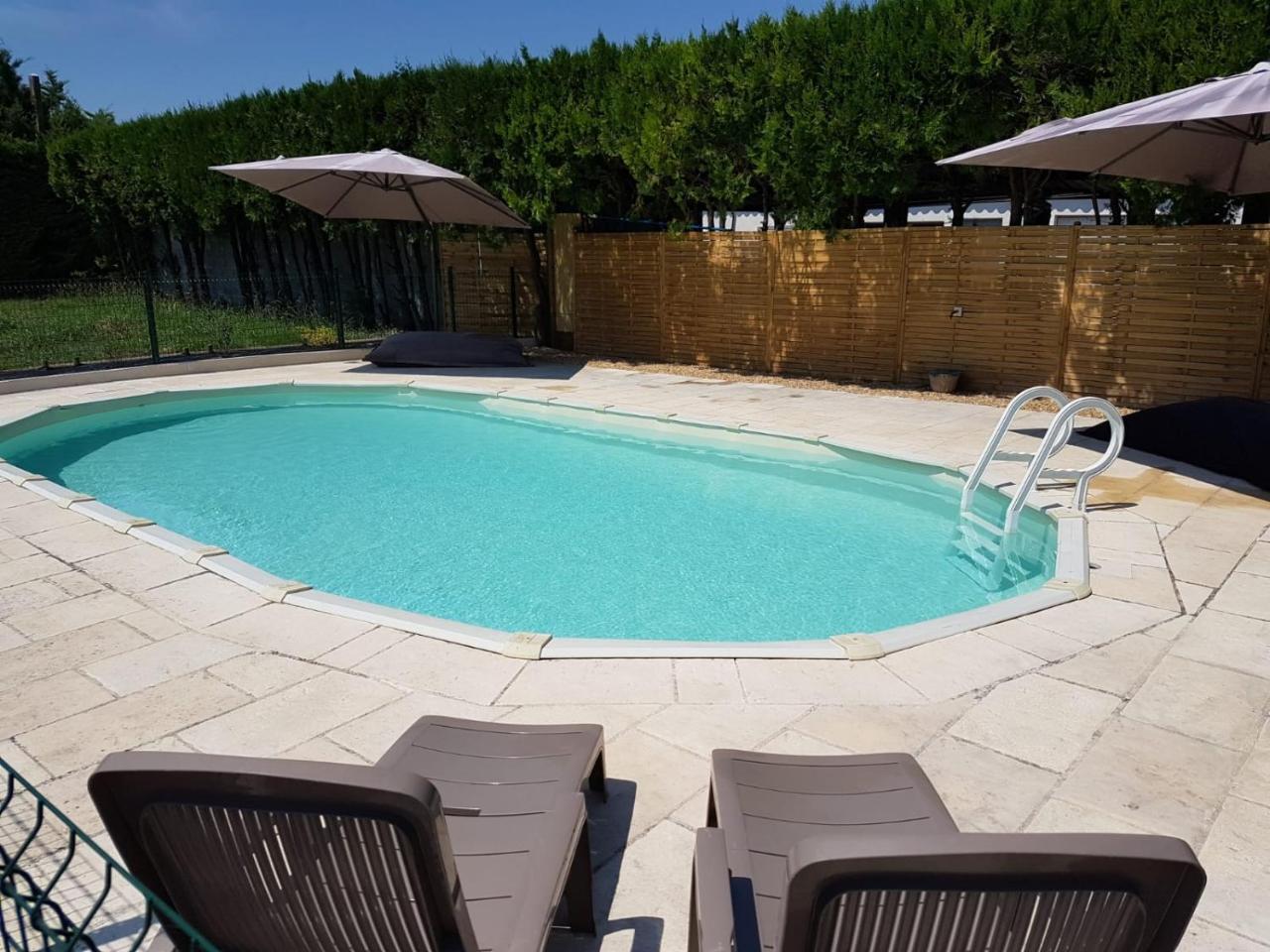 Rendez Vous Avec Les Cigales Gite 6 Personnes 100m2 Piscine Privee Climatisation — 4-Star Luxury Hotel in Cheval-Blanc, France