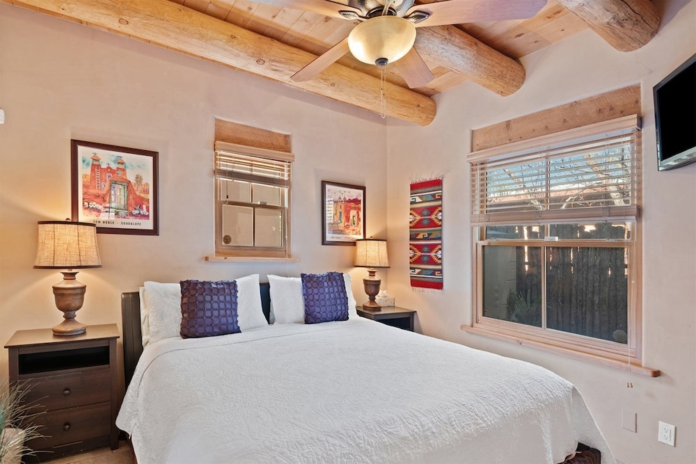 Kiva Stunning & Lovely With Kiva Fireplace Walk to the Plaza and the Railyard - photo 7