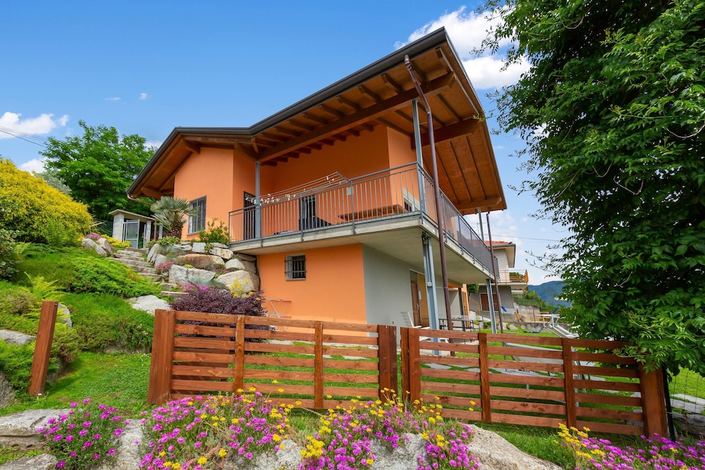 Villa Laura Private Pool and Garden Happy Rentals — 4-Star Luxury Hotel in Besozzo, Italy