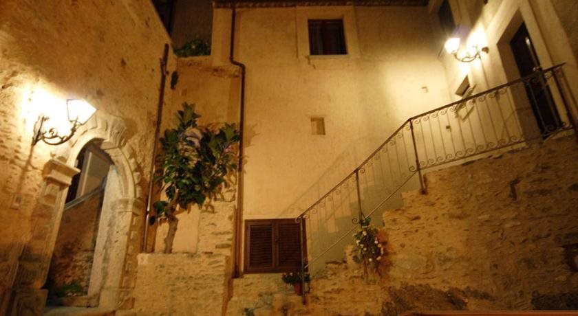 Palazzo Bruni — hotel in Maiera