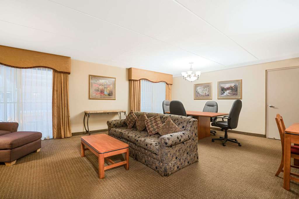 Ramada Hotel & Conference Center by Wyndham Plymouth - photo 20
