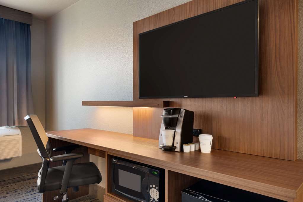 La Quinta Inn & Suites by Wyndham Springfield - photo 10