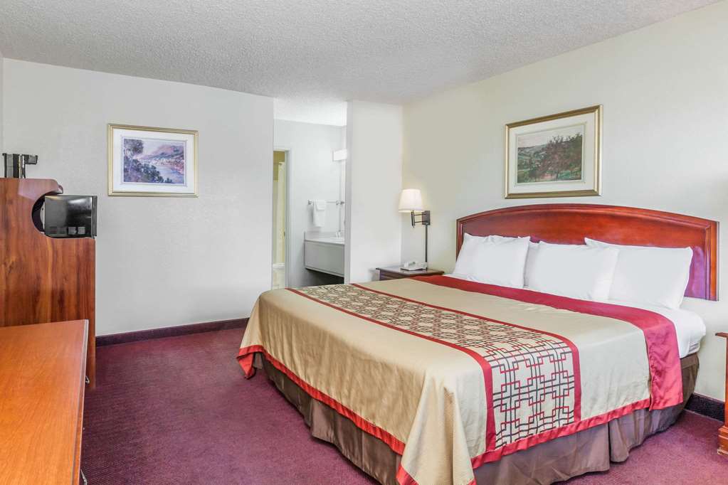 Super 8 by Wyndham Bakersfield Central - photo 9