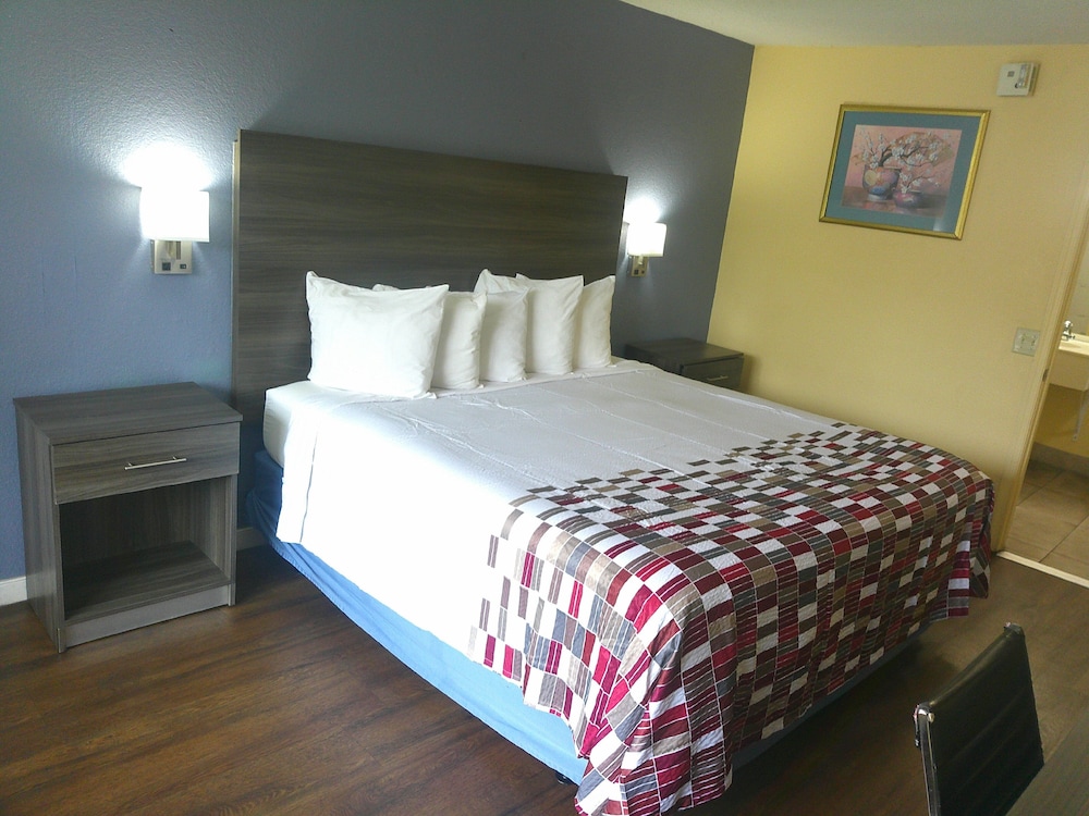 Red Roof Inn Hampton Coliseum - photo 8