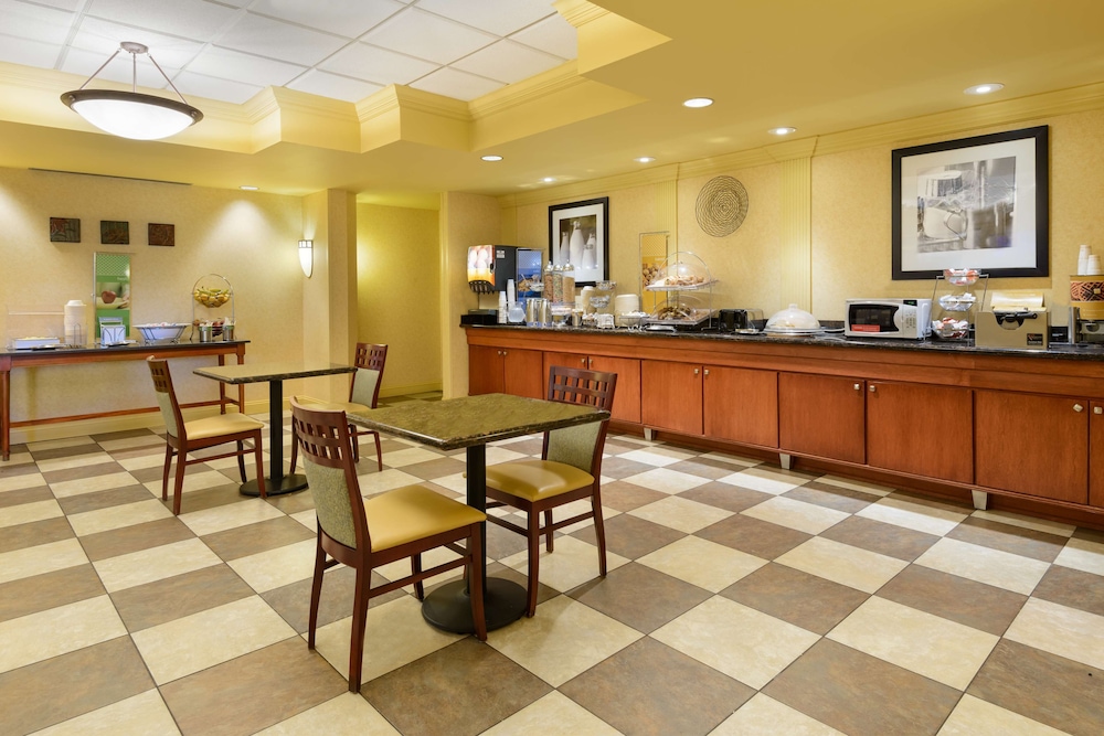 Hampton Inn Mt. Vernon - photo 16