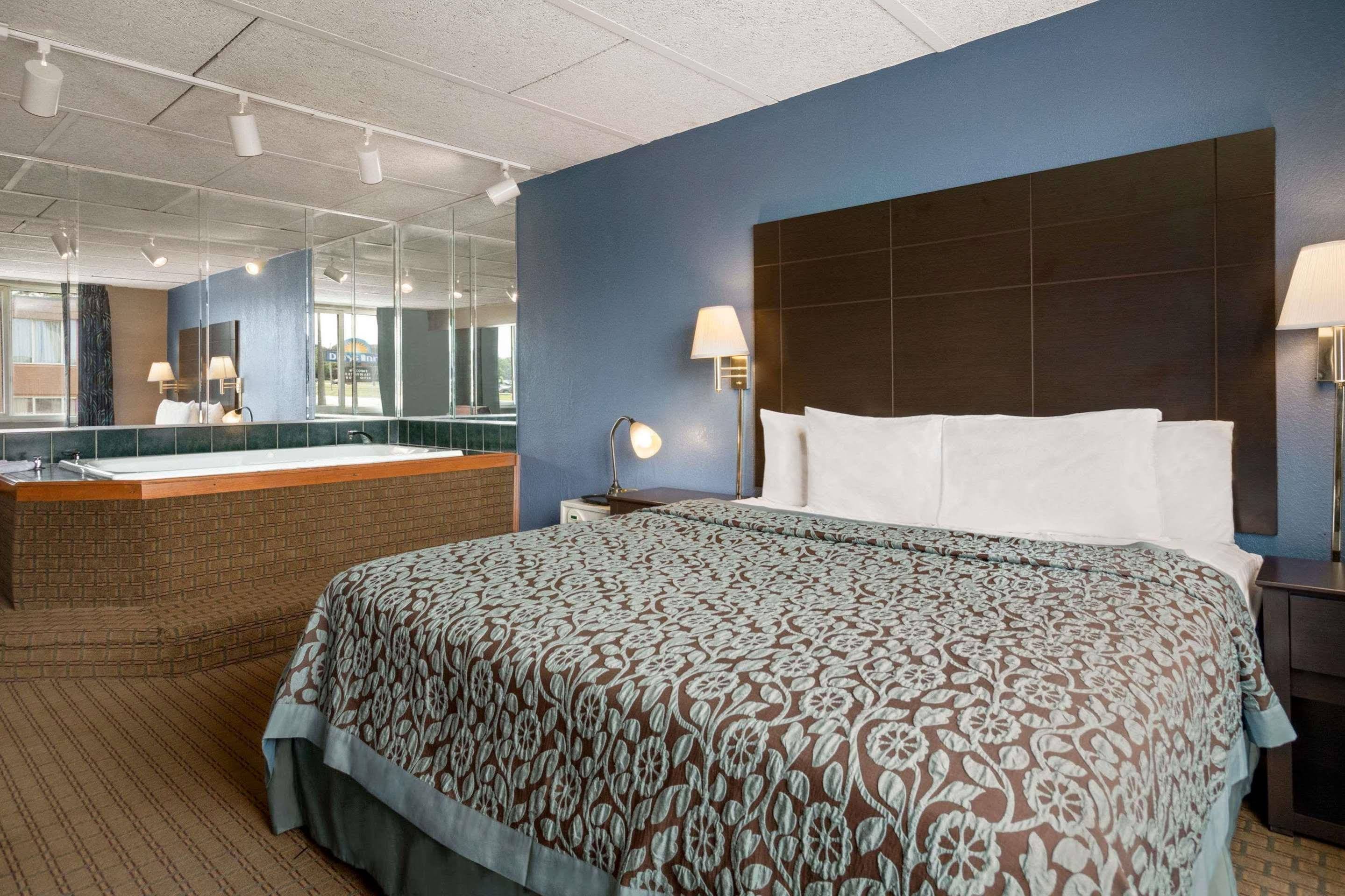 Days Inn Willoughby Cleveland - photo 9