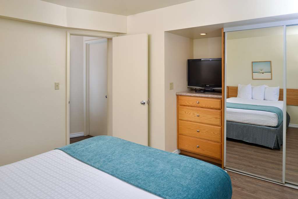 Edgewater Inn And Suites - photo 18