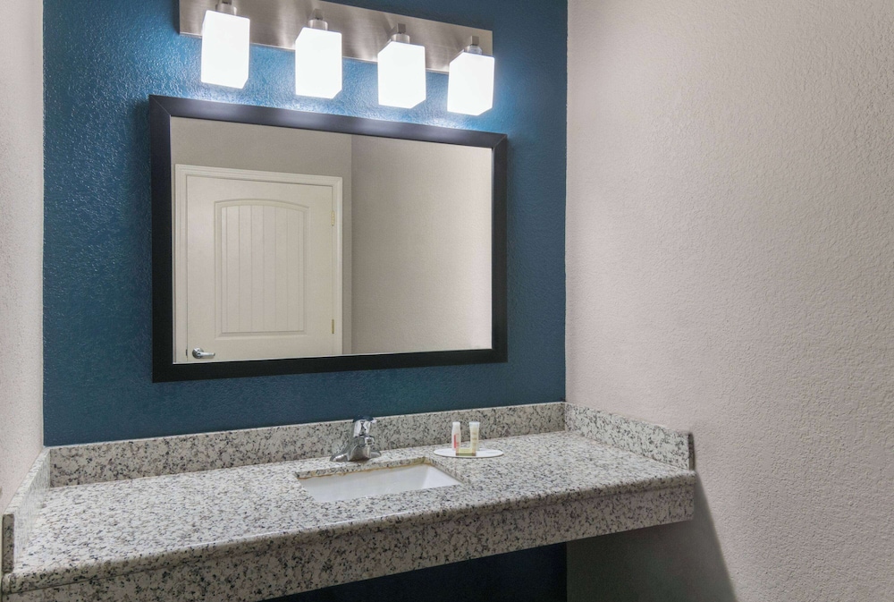 Super 8 by Wyndham San Antonio Near Fort Sam Houston - photo 14